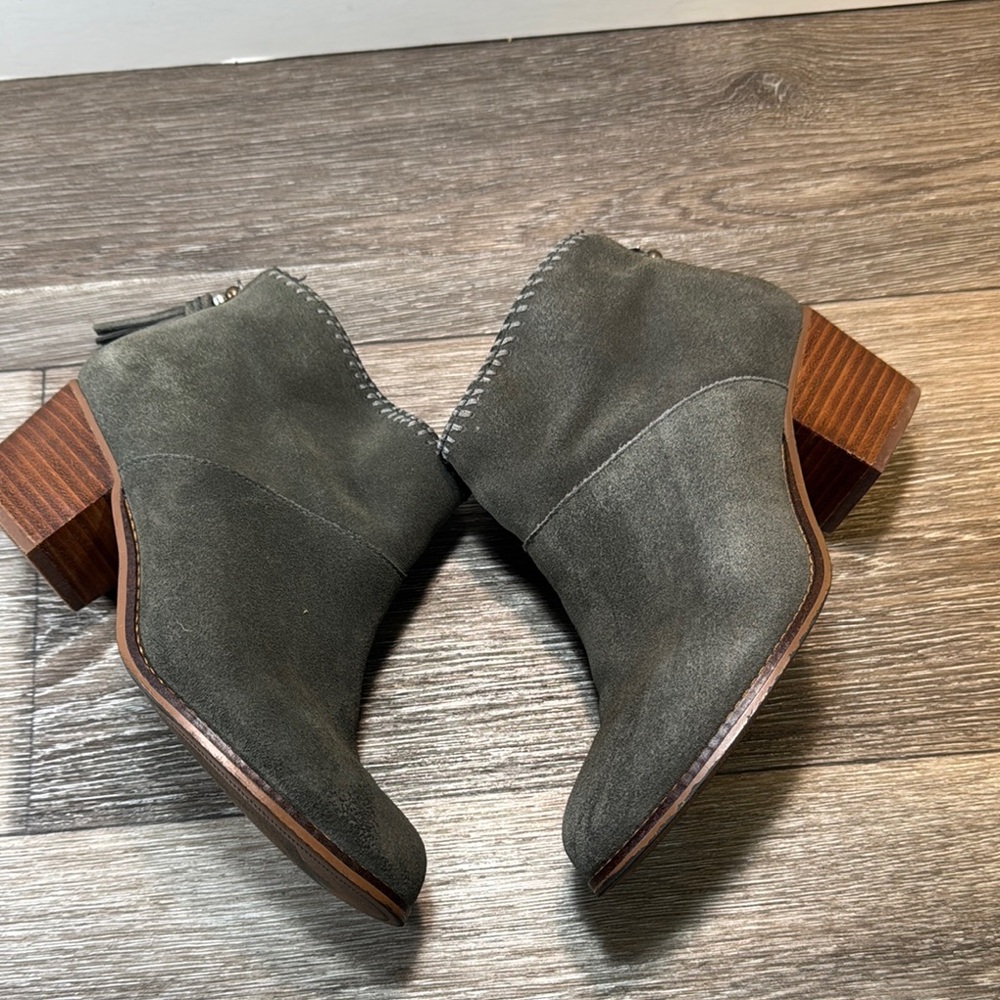 Toms Women's Gray Suede Ankle Boots size 7 (b130)